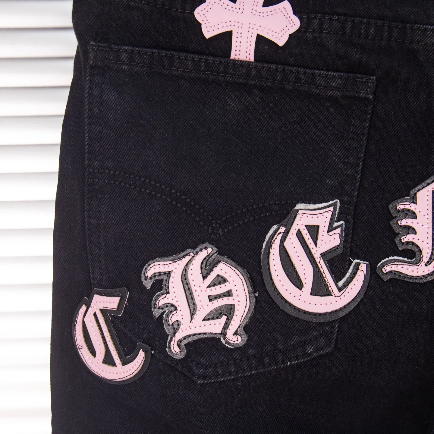 P260 Chrome Hearts Black Pants Sanskrit Black Pink Multi-Leather Jeans CH jeans need to be washed after the finished product is disassembled and then hand-stitched with sheepskin cross leather and then spliced ​​together to complete. The whole piece has too many craftsmanship to explain, patchwork cross flower embellishment, high-waisted washed jeans! ! Absolutely high-end luxury products, god-level single products and super popular products, made with top heavy industry, a must-see magic weapon. Customized hardware. The fabric is thick and soft after washing. It has good breathability. Customized small leather label. Unique design. The details are simple and elegant, and the workmanship is exquisite. The entire trousers are neatly routed and the details are in place! It’s so cool that both men and women can easily control the genderless trend! Style number: 1871# Color: black Size: 28 30 32 34